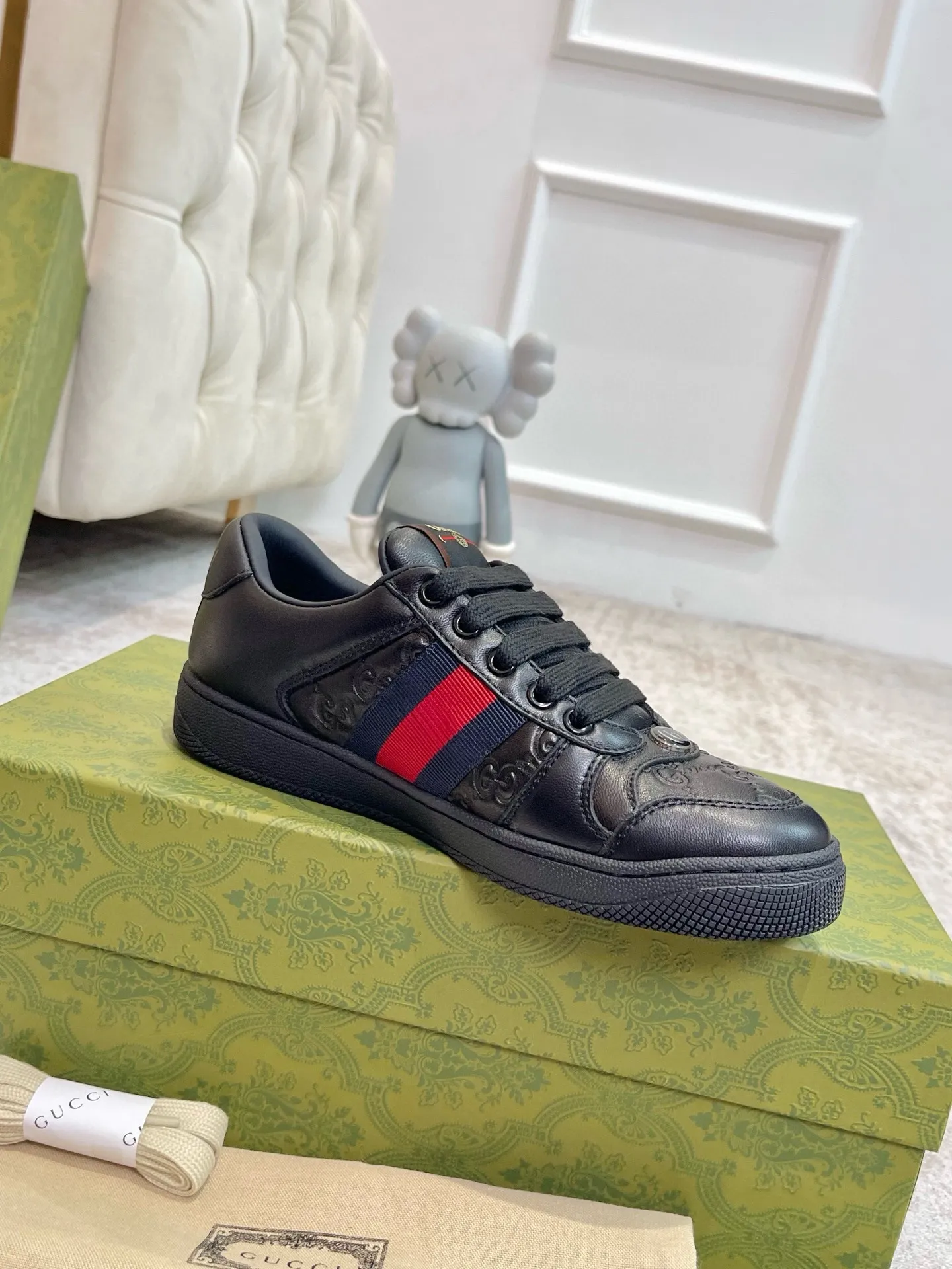 Ex-factory price: 540💰 GUCCI Gucci's newly upgraded back cover lining, top-notch old dirty shoes, classic casual sports shoes for couples, retro sneakers and old G family dirty shoes, updated at the counter simultaneously! ①The shoe upper has the same water-based edge coating process as the original version⚠️The ordinary oil edges on the market have a strong glue feel and are easy to fall off! Grade A first-layer nubuck leather (with pores)/matching computer embroidered double G cloth, high-density terry velvet lining. ② A PVC transparent small round mark sealing line is added to the details of the midsole. The mold is opened six times and the jewelry craftsmanship is used to customize the two-color double G buckle, striving to be the same as the original version. A pair of buttons is more than three times more expensive than ordinary buckles on the market. ③An old two-color washable label, the chip is placed on the outer waist of the right foot, the entire shoe is completely hollowed out with rubber technology, TUP material (rubber to distinguish the market) with the latest green packaging from the counter, 3D printed handbag, and a pair of shoelaces. There is no pressure when entering and exiting the counter. You can buy a 1:1 accurate replica of the original version and modify and upgrade it repeatedly. The details are perfectly restored, the materials are all customized, and they are truly top-notch. Please look at the details clearly to identify the quality. Upper: First-layer frosted cowhide/embroidered double G cloth. Lining: original high-density velvet lining. Foot pads: original pearlescent sheepskin. Outsole: private molded vacuum TPU material. Packaging: original top-grade full set packaging at the counter. Shoe size: women's size 35-40, men's size 39-44 (men's size 38, 45🉑️customized, non-returnable)